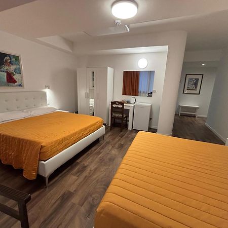 Aparthotel Victoria Royal Garden Côme Esterno foto