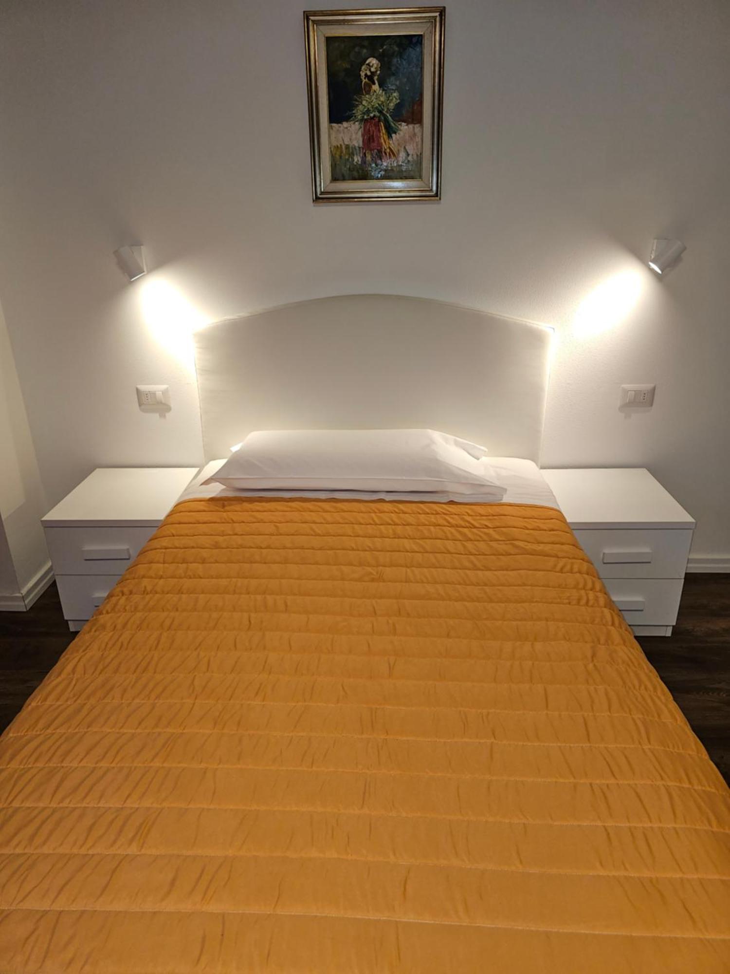 Aparthotel Victoria Royal Garden Côme Esterno foto