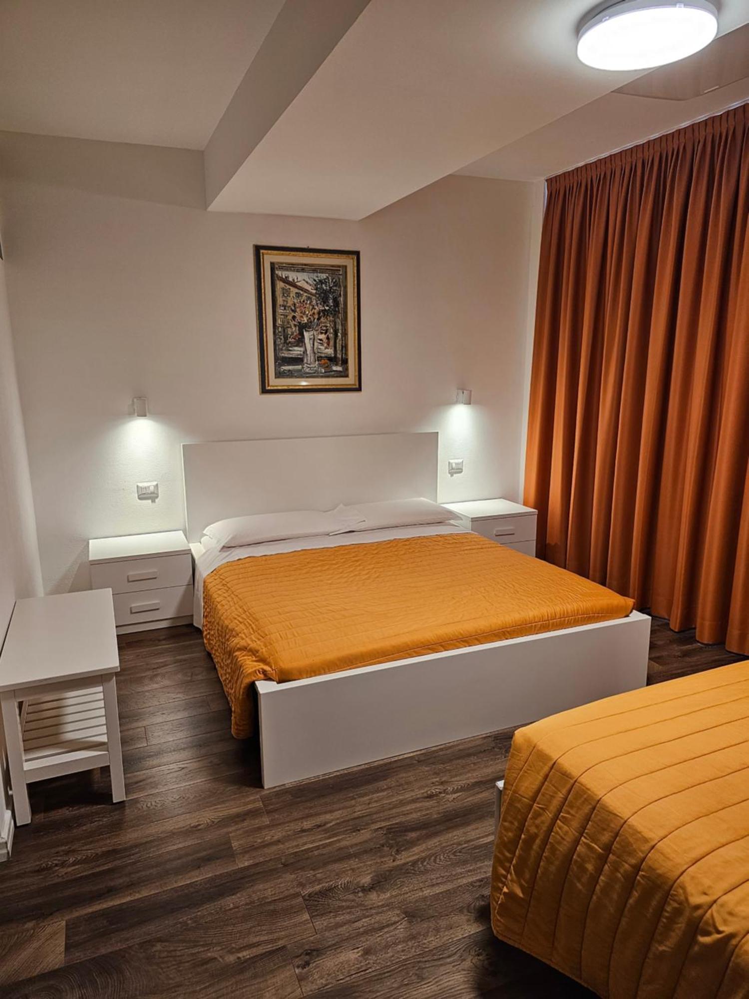 Aparthotel Victoria Royal Garden Côme Esterno foto