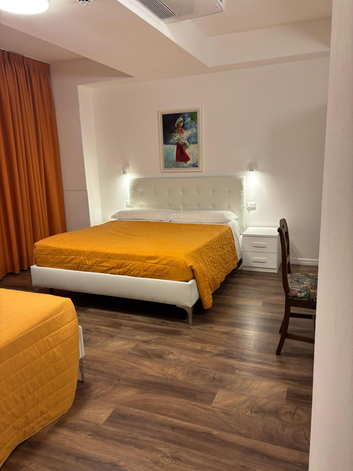 Aparthotel Victoria Royal Garden Côme Esterno foto