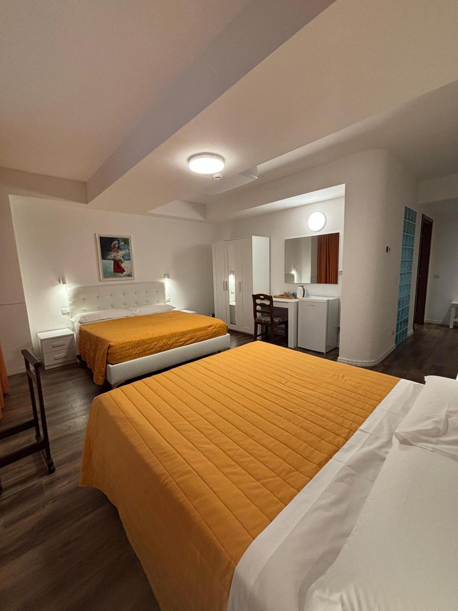 Aparthotel Victoria Royal Garden Côme Esterno foto