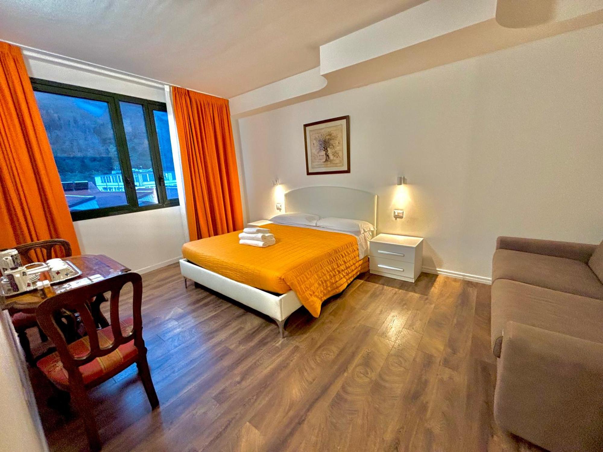 Aparthotel Victoria Royal Garden Côme Esterno foto