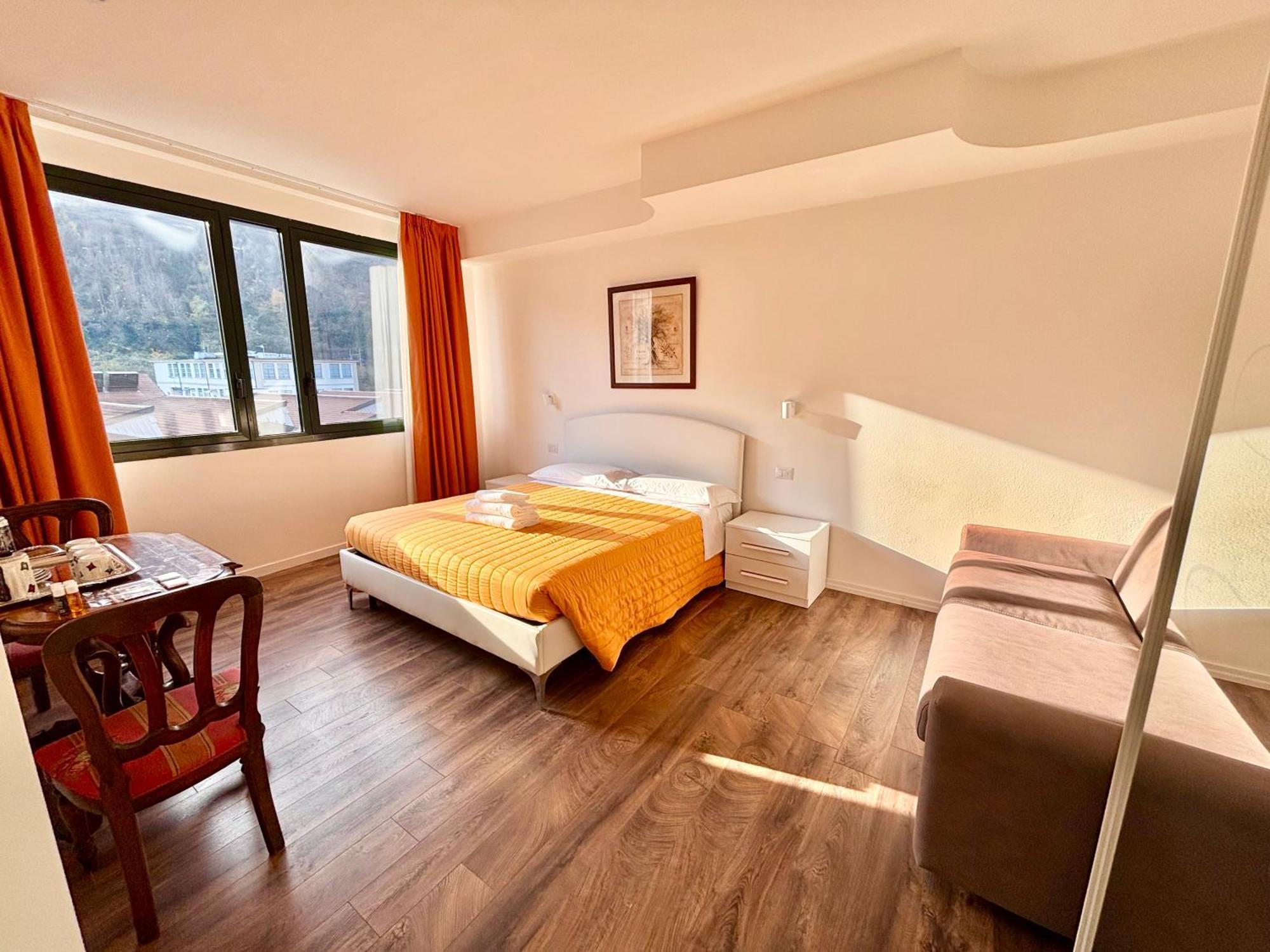 Aparthotel Victoria Royal Garden Côme Esterno foto